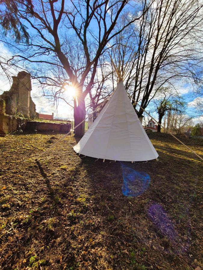 Chateau Moravany - Apartmany, Teepee A Wellness Ronow an der Doubrava Buitenkant foto