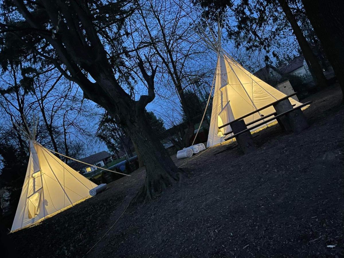 Chateau Moravany - Apartmany, Teepee A Wellness Ronow an der Doubrava Buitenkant foto