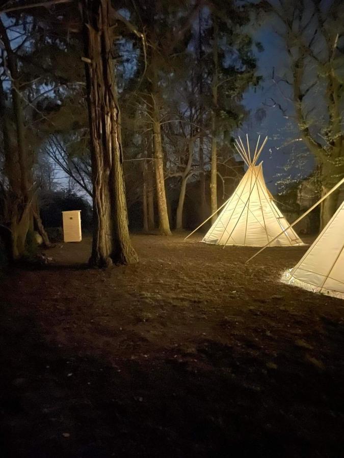 Chateau Moravany - Apartmany, Teepee A Wellness Ronow an der Doubrava Buitenkant foto