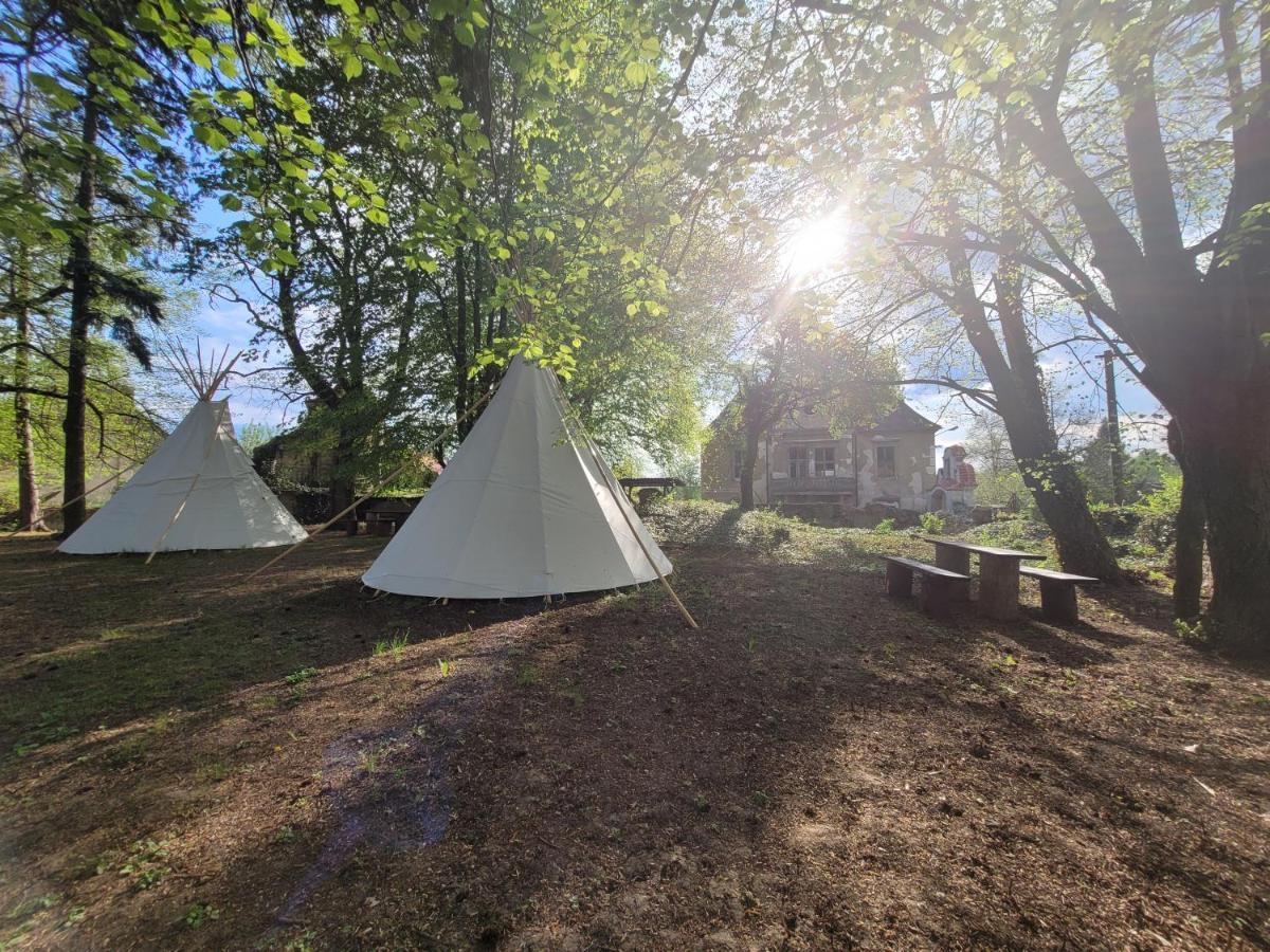 Chateau Moravany - Apartmany, Teepee A Wellness Ronow an der Doubrava Buitenkant foto