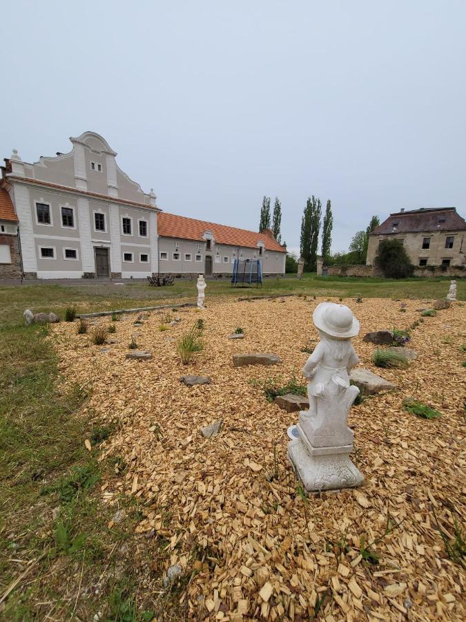 Chateau Moravany - Apartmany, Teepee A Wellness Ronow an der Doubrava Buitenkant foto