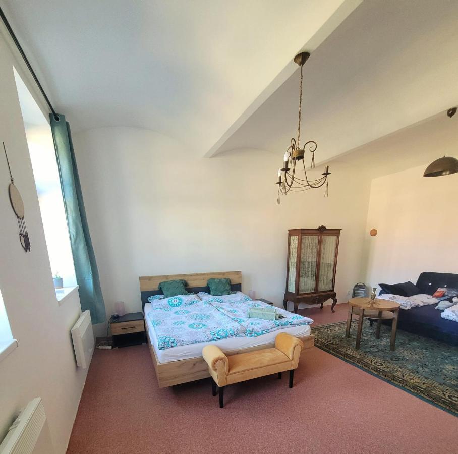 Chateau Moravany - Apartmany, Teepee A Wellness Ronow an der Doubrava Buitenkant foto