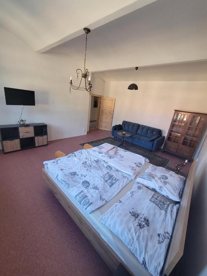 Chateau Moravany - Apartmany, Teepee A Wellness Ronow an der Doubrava Buitenkant foto