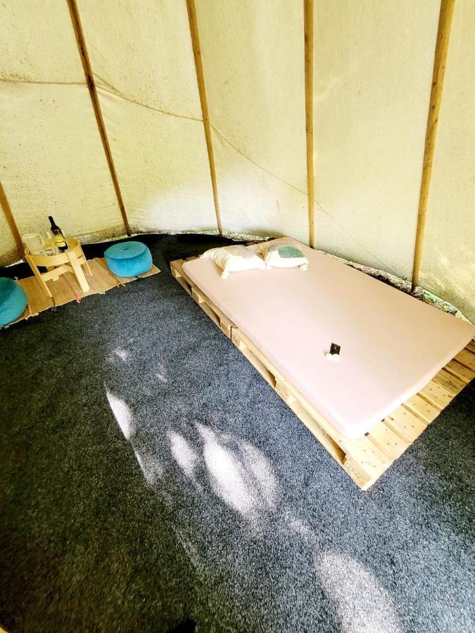 Chateau Moravany - Apartmany, Teepee A Wellness Ronow an der Doubrava Buitenkant foto