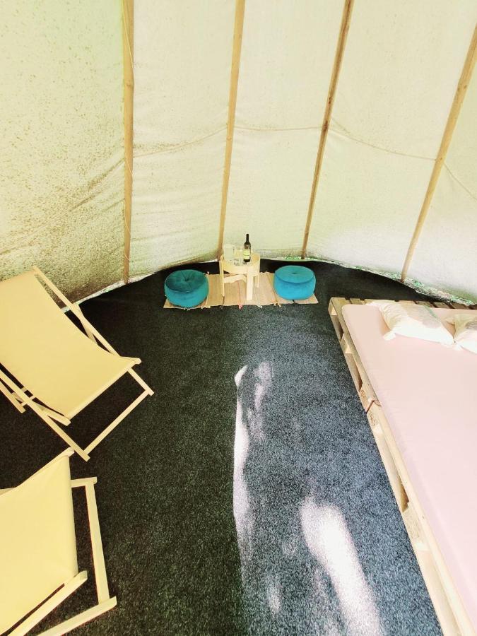 Chateau Moravany - Apartmany, Teepee A Wellness Ronow an der Doubrava Buitenkant foto