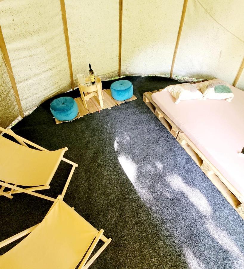 Chateau Moravany - Apartmany, Teepee A Wellness Ronow an der Doubrava Buitenkant foto
