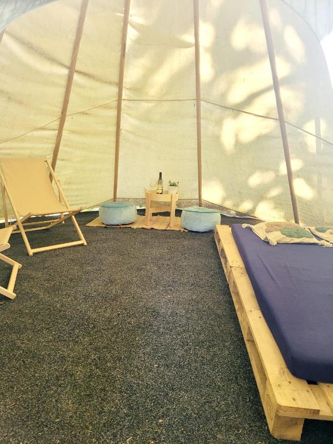 Chateau Moravany - Apartmany, Teepee A Wellness Ronow an der Doubrava Buitenkant foto
