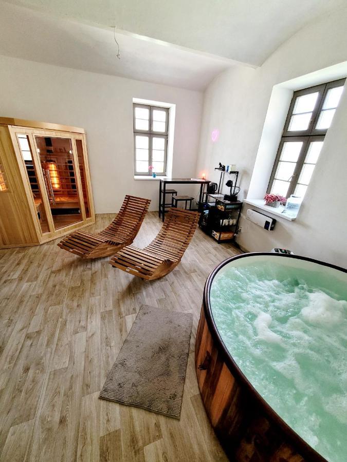 Chateau Moravany - Apartmany, Teepee A Wellness Ronow an der Doubrava Buitenkant foto