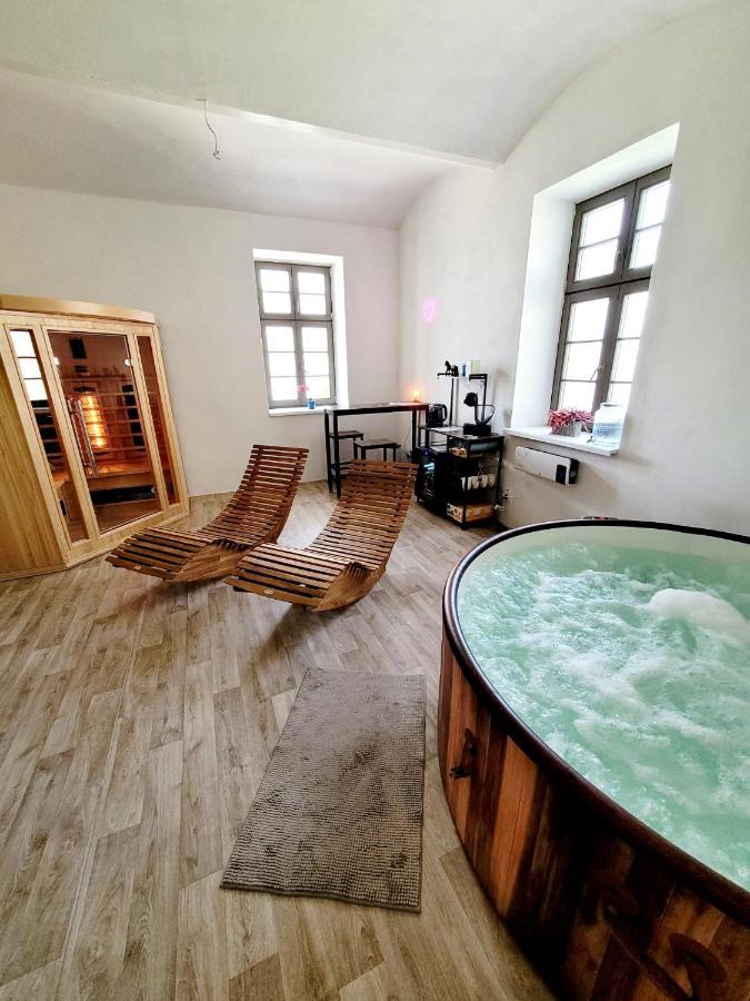 Chateau Moravany - Apartmany, Teepee A Wellness Ronow an der Doubrava Buitenkant foto