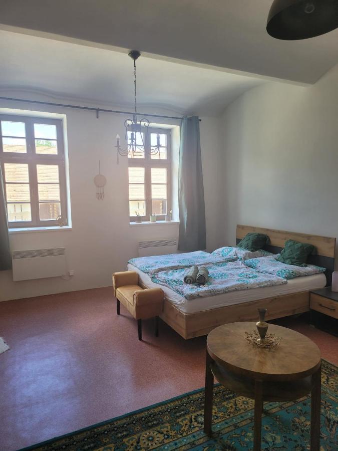 Chateau Moravany - Apartmany, Teepee A Wellness Ronow an der Doubrava Buitenkant foto
