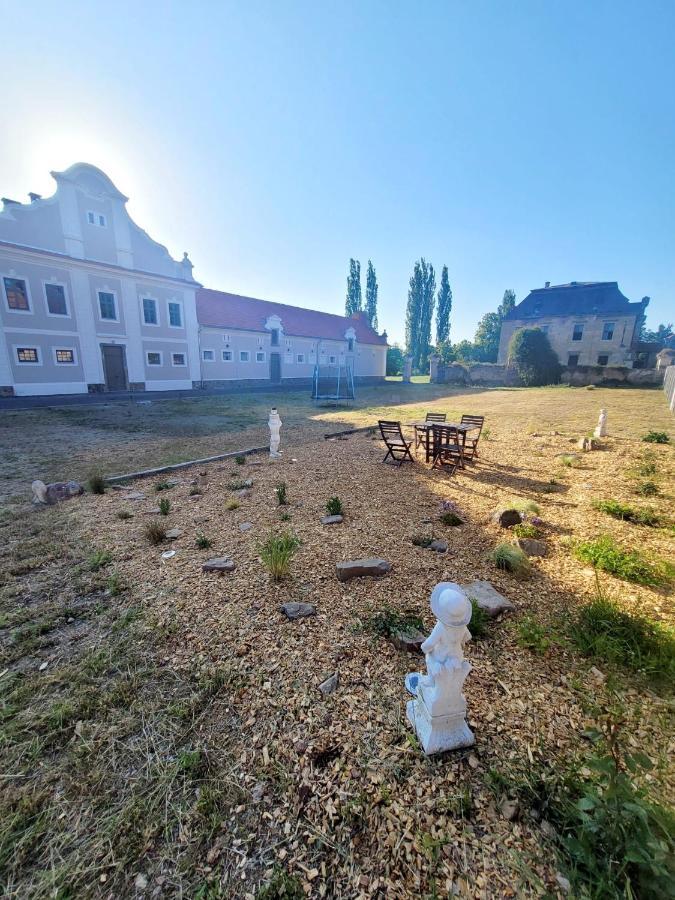 Chateau Moravany - Apartmany, Teepee A Wellness Ronow an der Doubrava Buitenkant foto