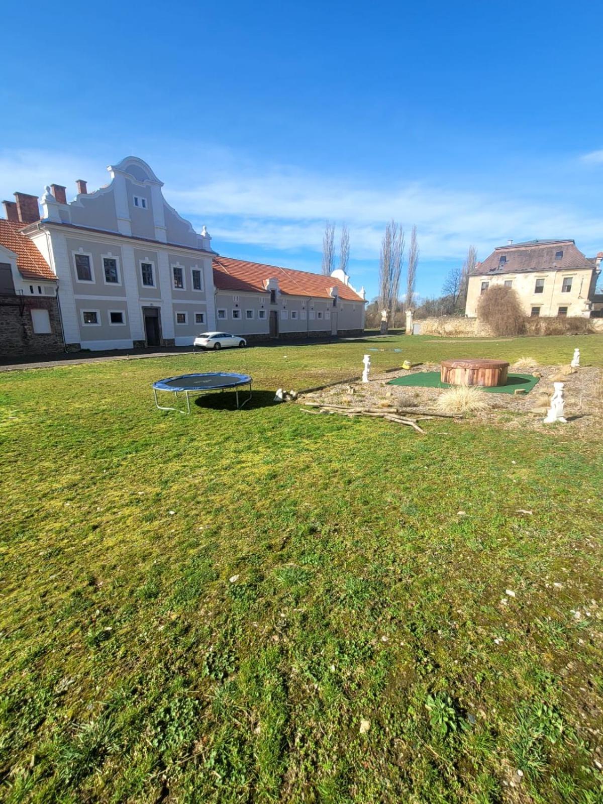 Chateau Moravany - Apartmany, Teepee A Wellness Ronow an der Doubrava Buitenkant foto