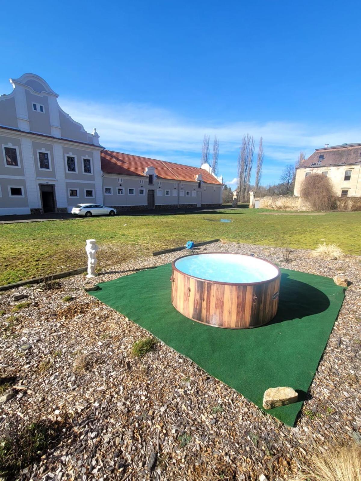 Chateau Moravany - Apartmany, Teepee A Wellness Ronow an der Doubrava Buitenkant foto