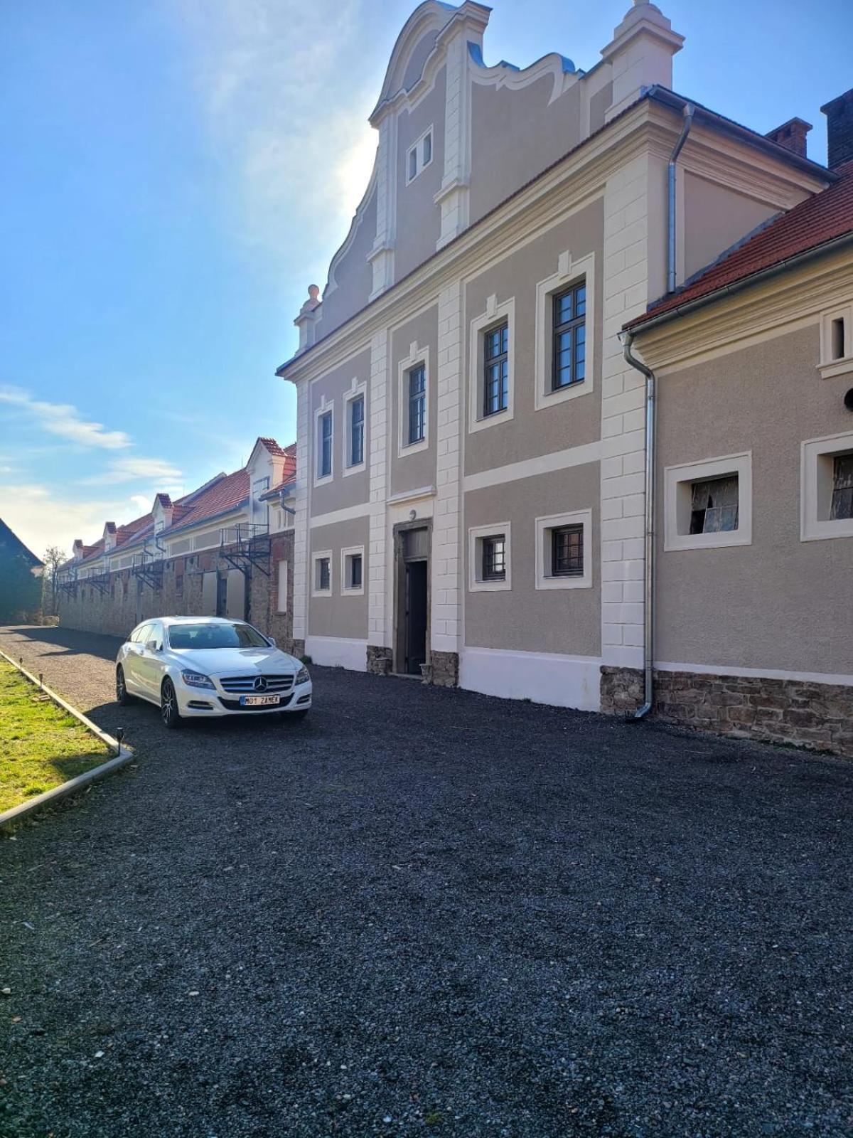 Chateau Moravany - Apartmany, Teepee A Wellness Ronow an der Doubrava Buitenkant foto