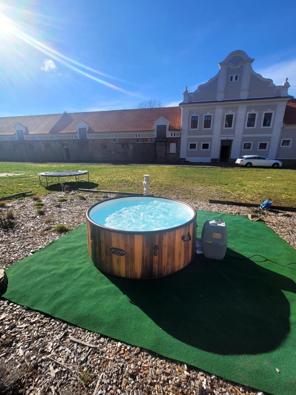 Chateau Moravany - Apartmany, Teepee A Wellness Ronow an der Doubrava Buitenkant foto