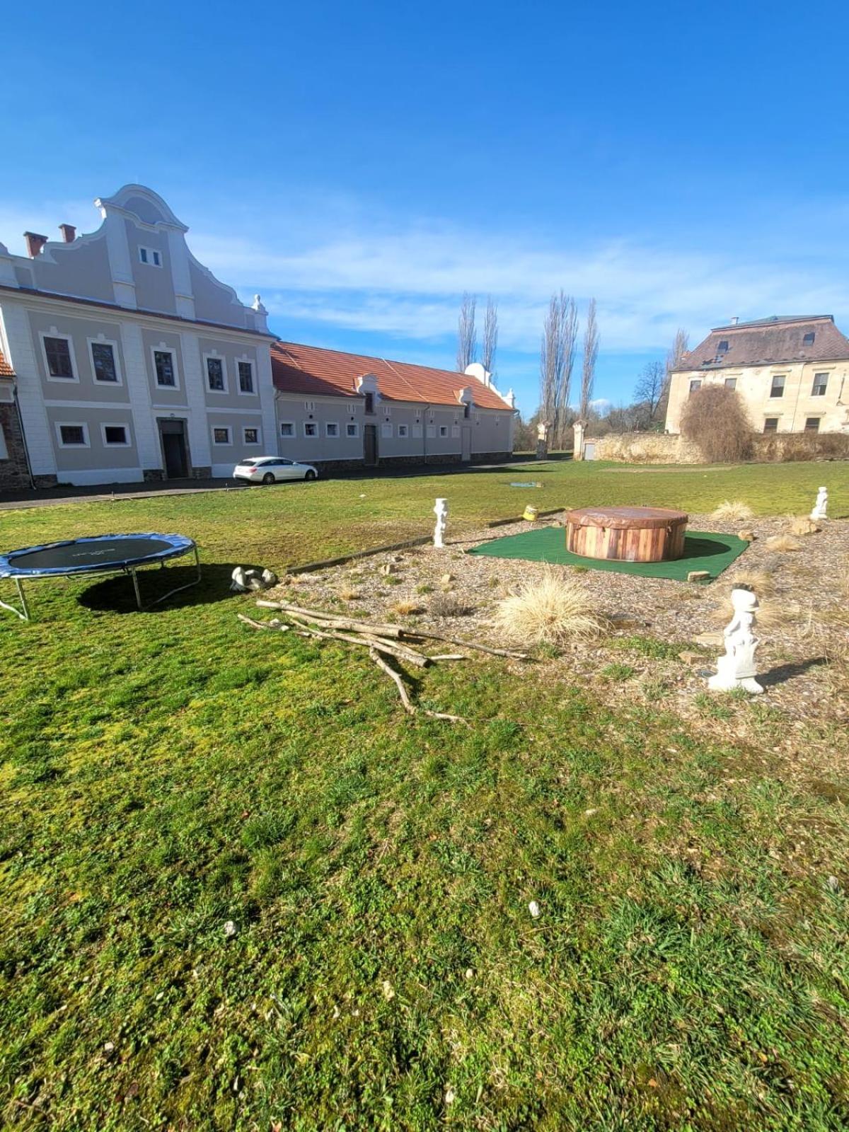 Chateau Moravany - Apartmany, Teepee A Wellness Ronow an der Doubrava Buitenkant foto