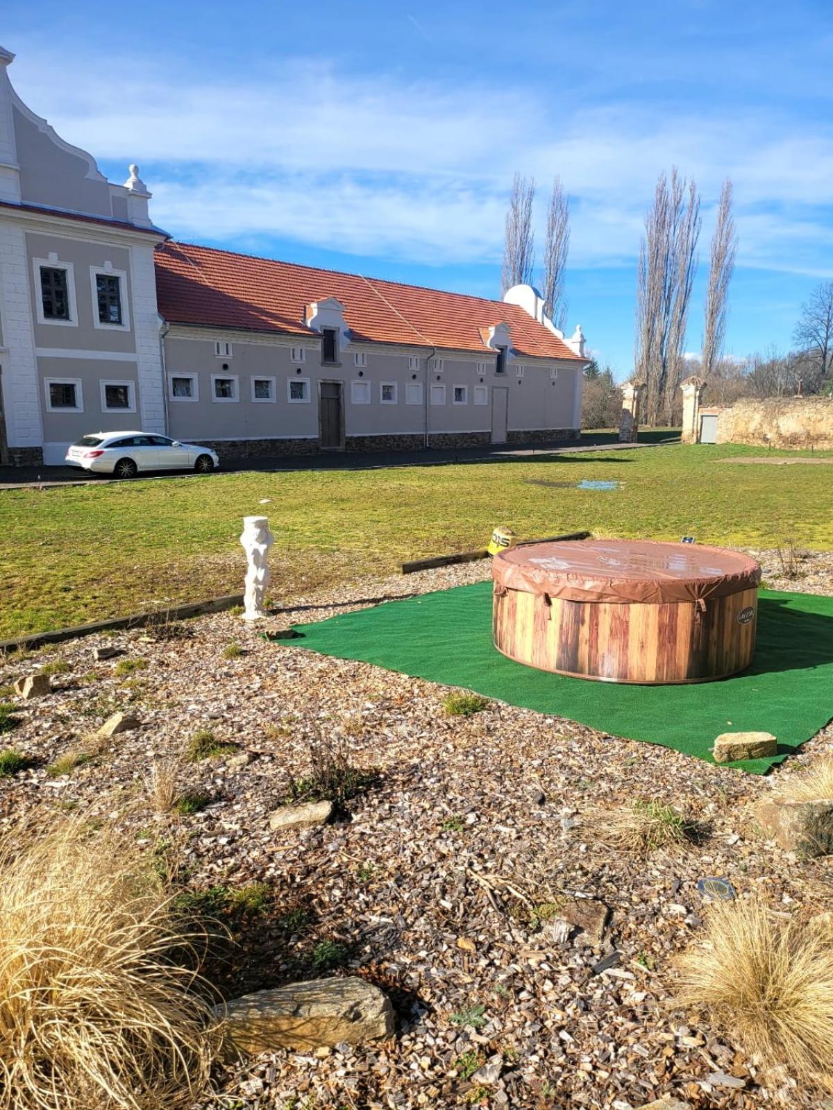 Chateau Moravany - Apartmany, Teepee A Wellness Ronow an der Doubrava Buitenkant foto