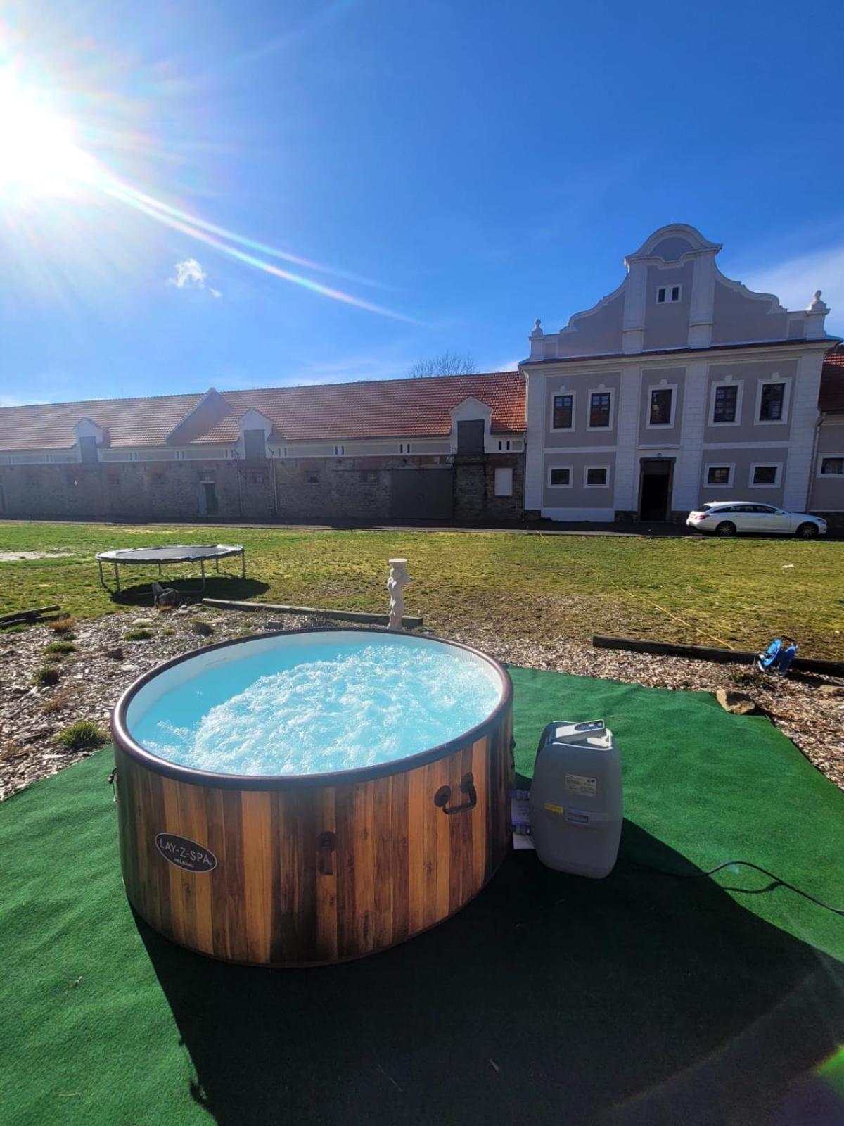 Chateau Moravany - Apartmany, Teepee A Wellness Ronow an der Doubrava Buitenkant foto